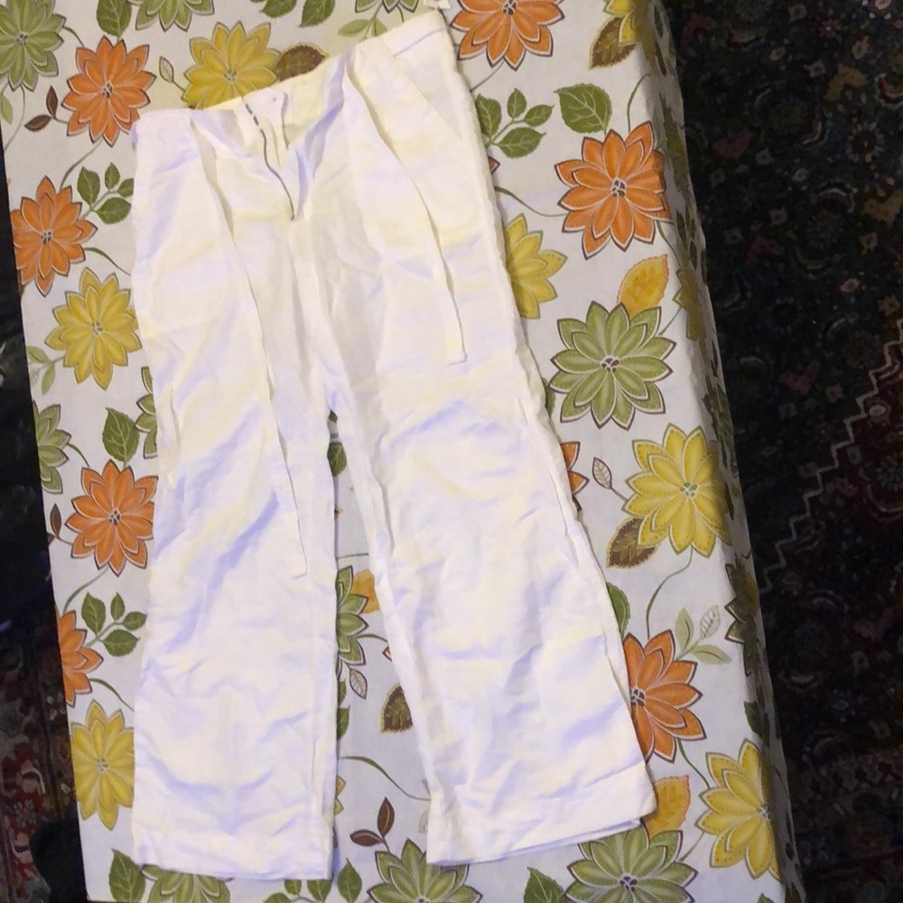 A gap white linen pants and it is in good condition.